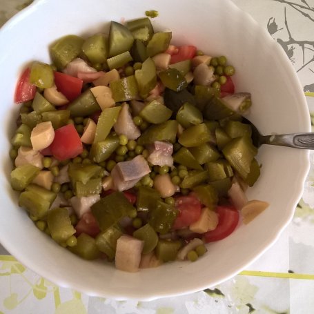 Krok 3 - Sałatka śledziowa z pomidorami i koperkiem foto