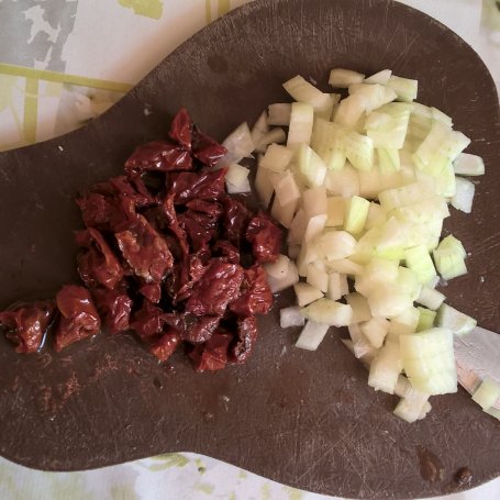 Krok 5 - Sałatka śledziowa z ryżem i koperkiem foto