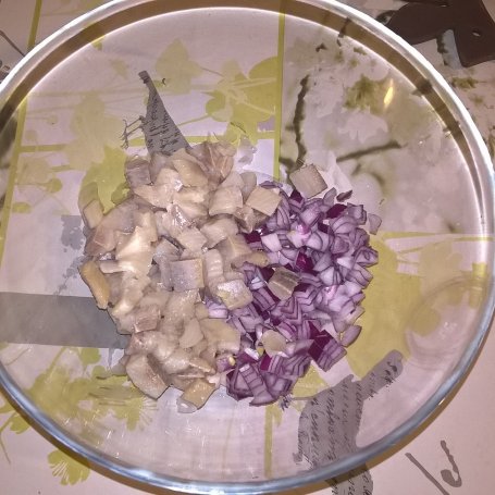 Krok 2 - Sałatka śledziowa z warzywami i suszonymi pomidorami foto