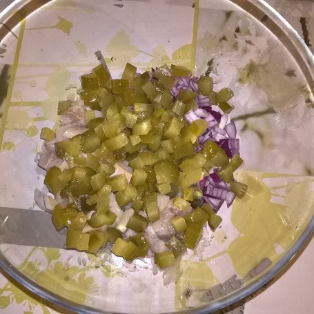Krok 3 - Sałatka śledziowa z warzywami i suszonymi pomidorami foto