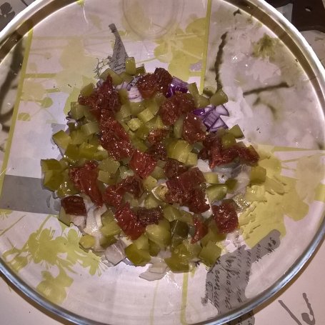 Krok 4 - Sałatka śledziowa z warzywami i suszonymi pomidorami foto