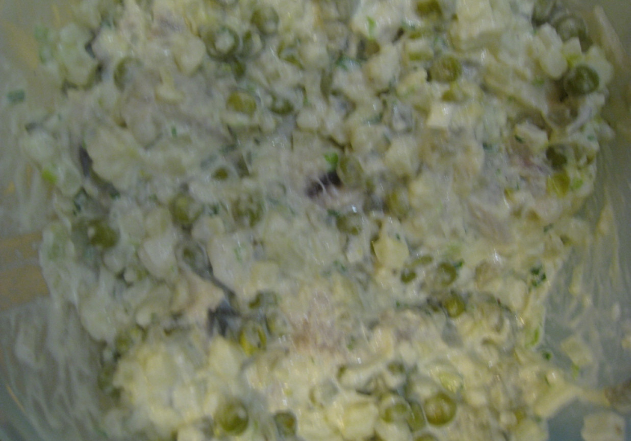 Sałatka śledziowa z zielonym groszkiem foto