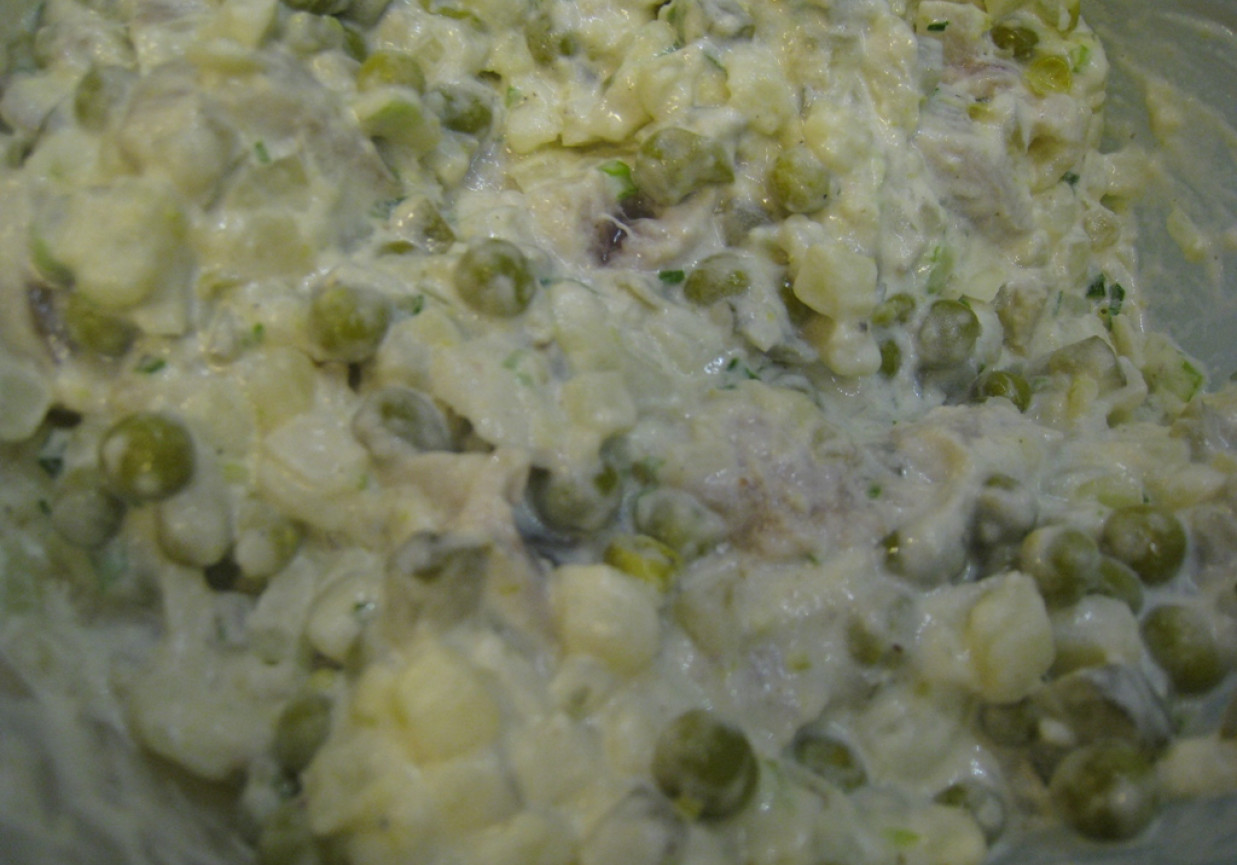 Sałatka śledziowa z zielonym groszkiem foto