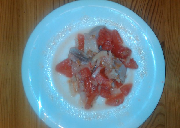 Fotografia przedstawiająca Sałatka śledziowo - pomidorowa