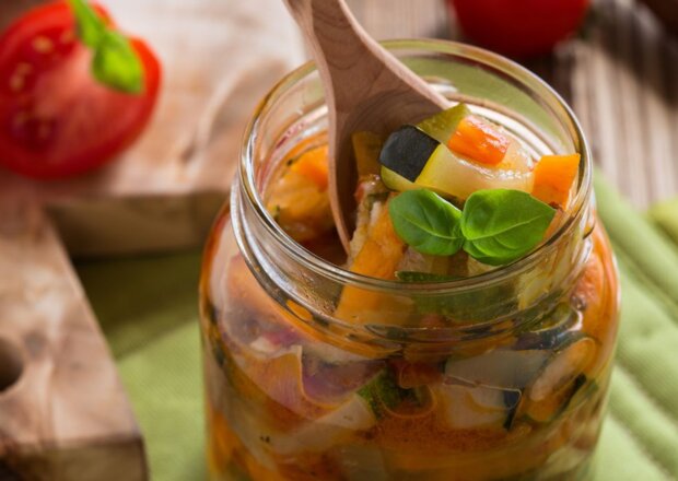 Fotografia przedstawiająca Sałatka słodko-kwaśna z ogórków