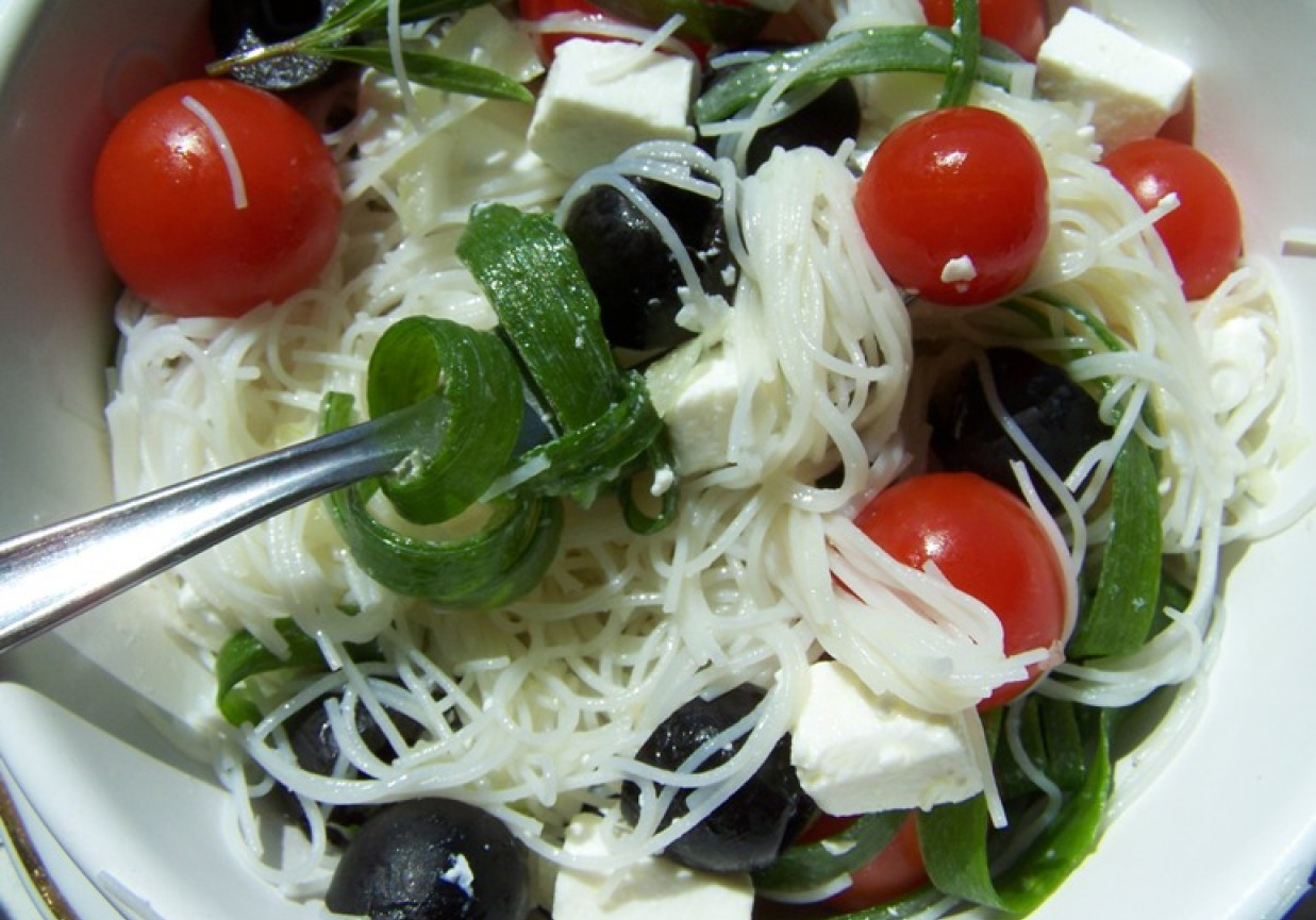 sałatka śródziemnomorska z makaronem ryżowym foto