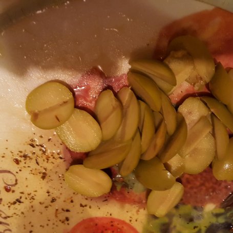 Krok 2 - Sałatka śródziemnomorska z oliwkami i serem gorgonzola foto
