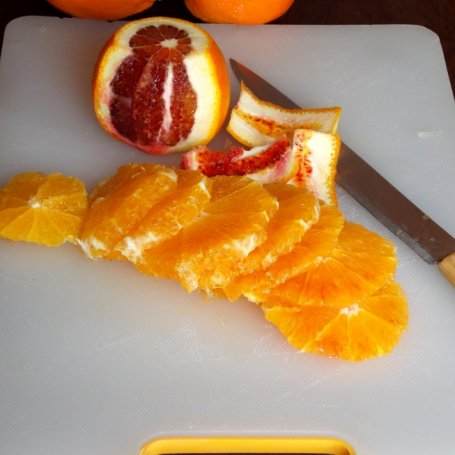Krok 2 - Sałatka sycylijska z pomarańczy foto