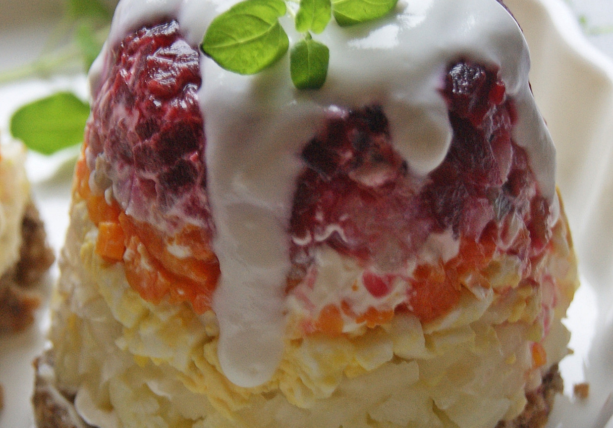 Sałatka Szuba na pumperniklu foto