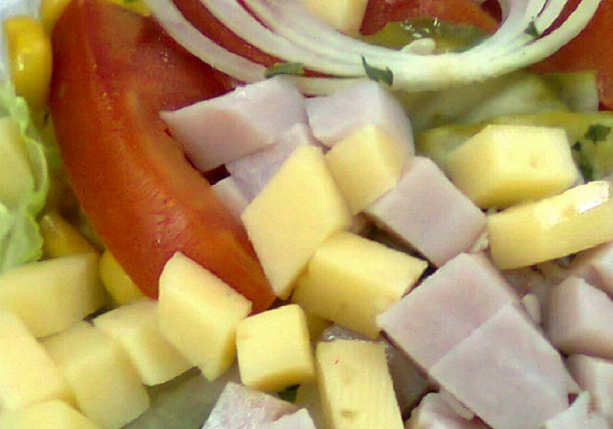 Sałatka szynkowo-serowa z warzywami foto