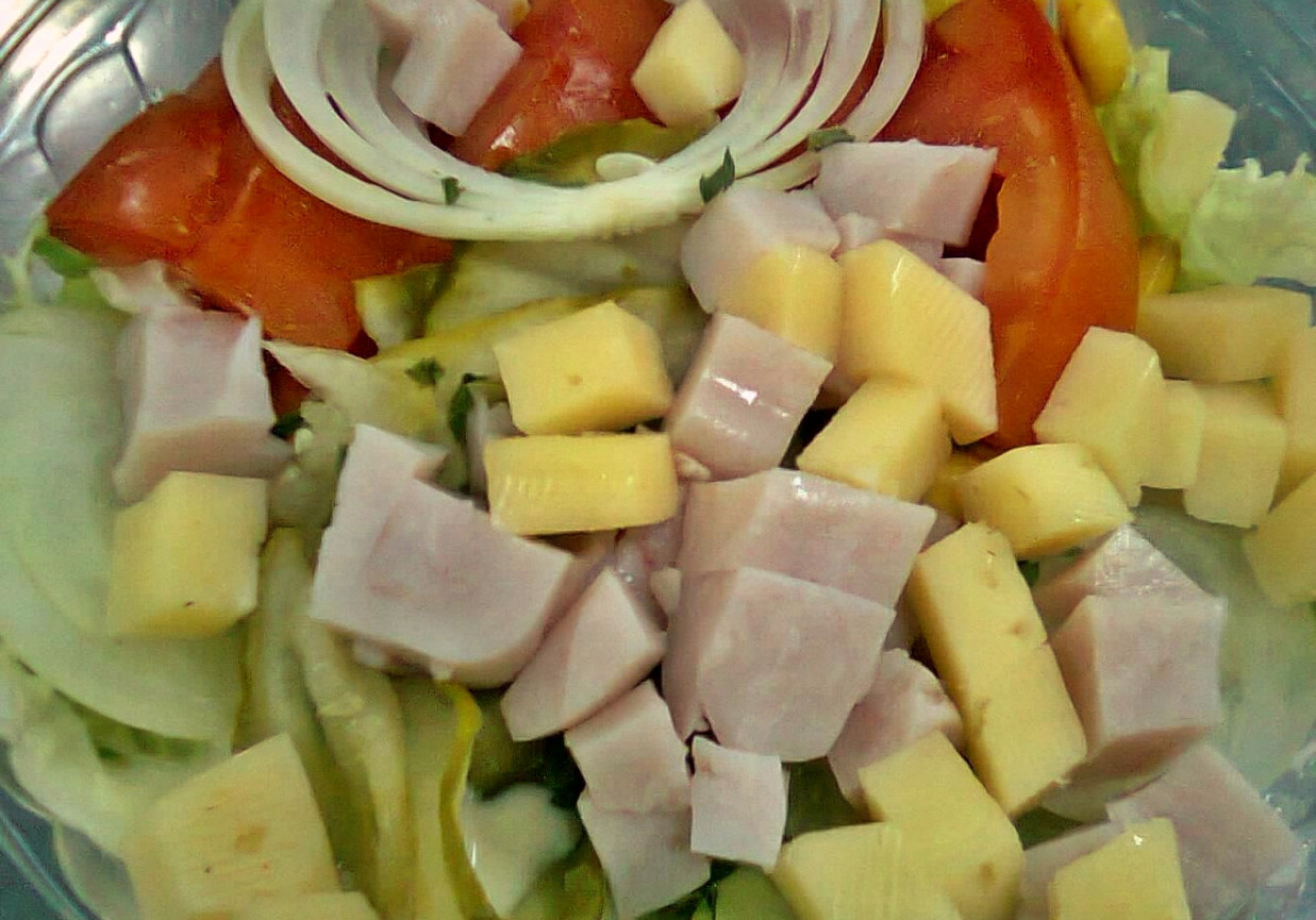 Sałatka szynkowo-serowa z warzywami foto