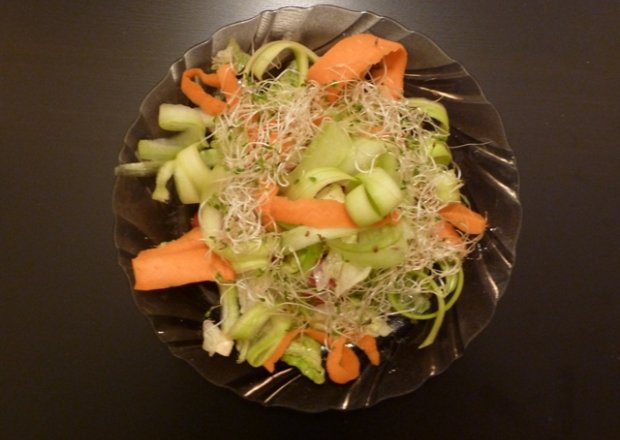 Fotografia przedstawiająca sałatka tagliatelle warzywne
