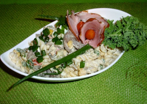 Fotografia przedstawiająca Sałatka  tak  jak lubimy pieczarki smażone,  makaron korniszon i dodatki