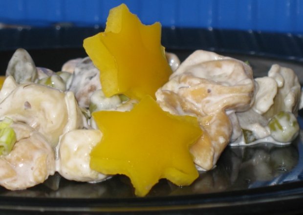 Fotografia przedstawiająca Sałatka tortellini  z kaparami