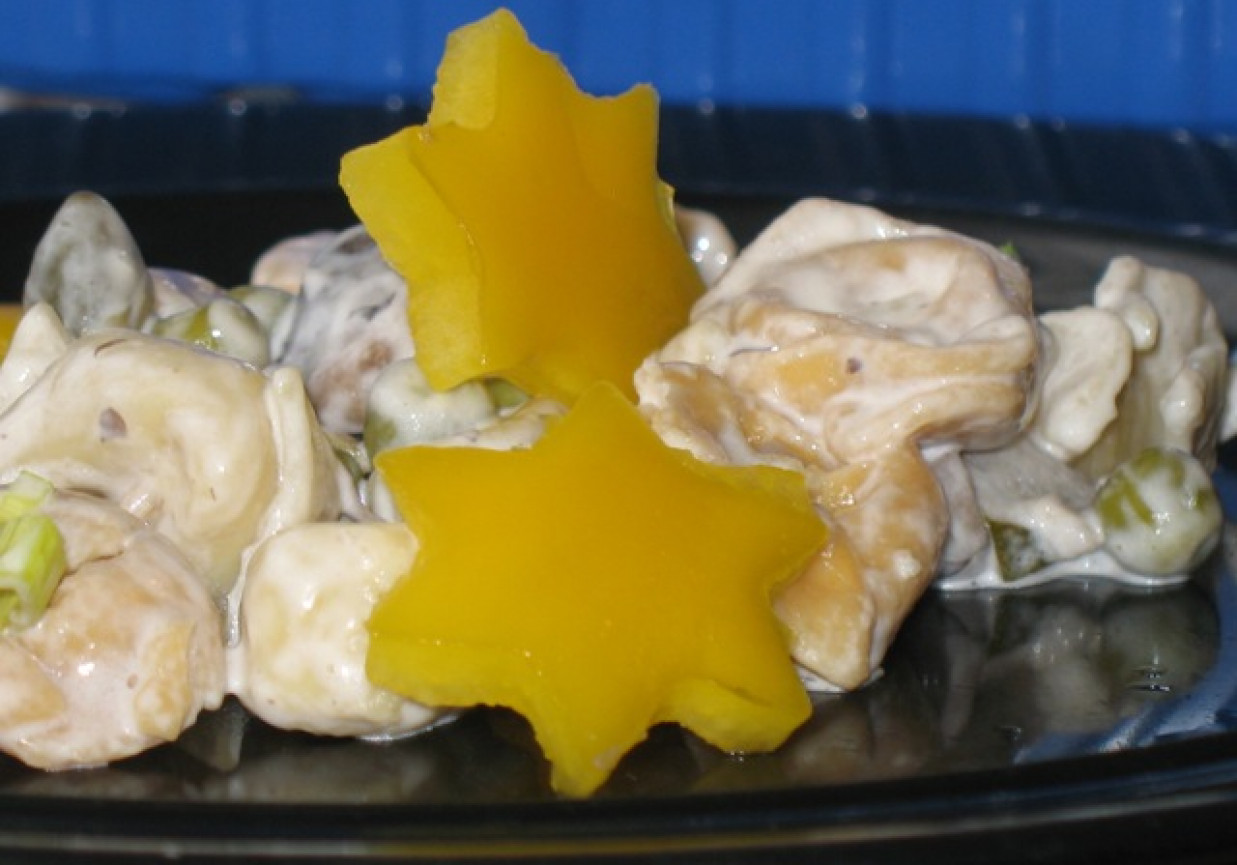 Sałatka tortellini  z kaparami foto