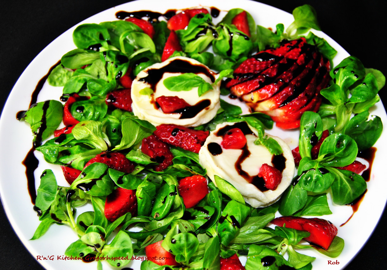 Sałatka truskawkowa z serem kozim i roszponką foto