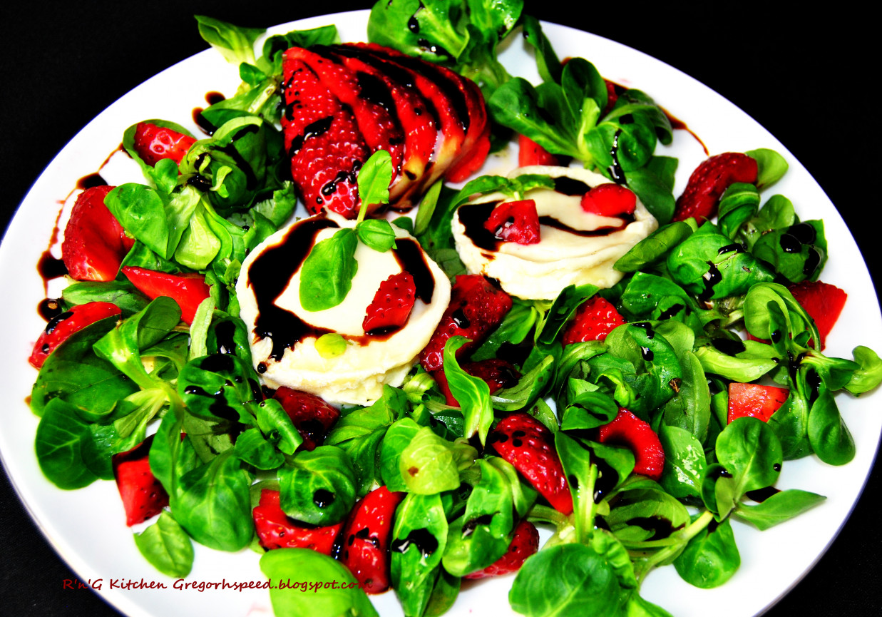 Sałatka truskawkowa z serem kozim i roszponką foto