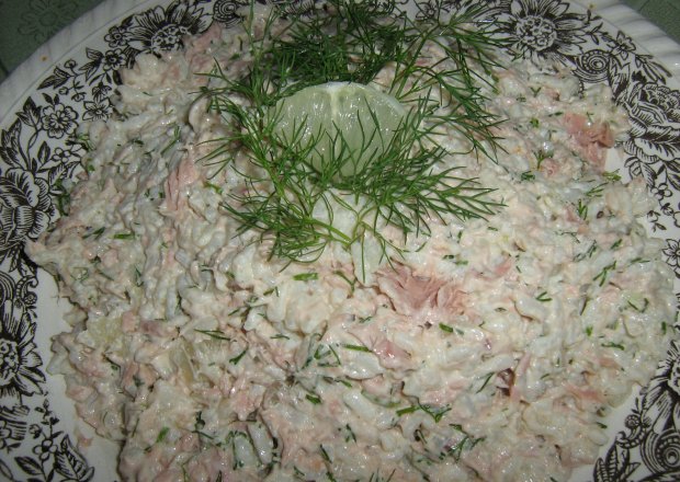 Fotografia przedstawiająca sałatka tuńczykowo - koperkowa