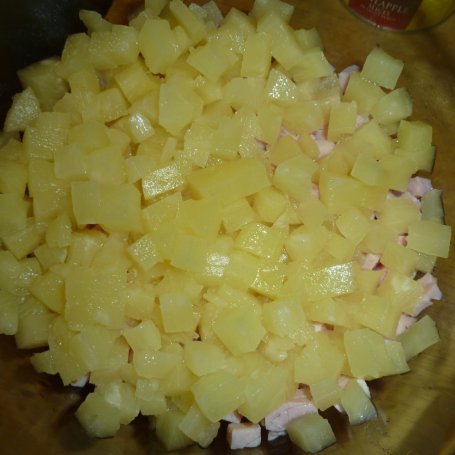 Krok 4 - sałatka warstwowa z ananasem foto