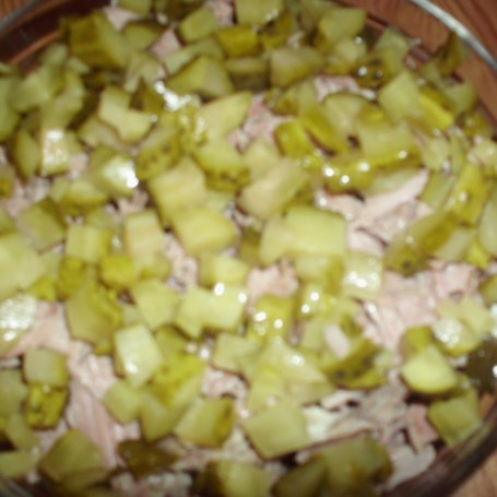 Krok 4 - Sałatka warstwowa z brokułem i pieczonym mięsem z sosem czosnkowym foto