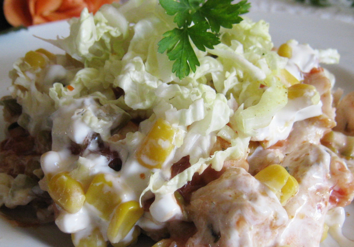 Sałatka warstwowa z kurczakiem foto