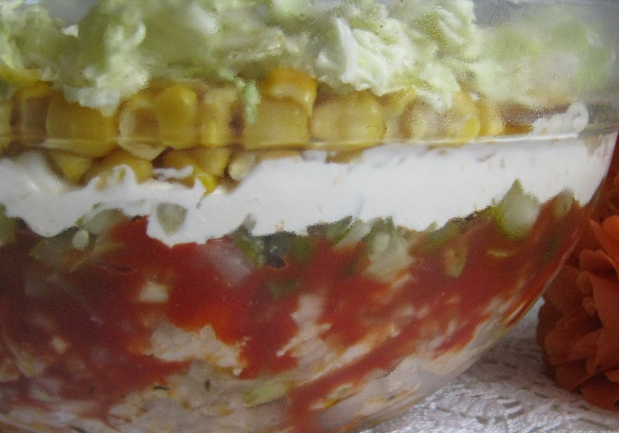 Sałatka warstwowa z kurczakiem foto