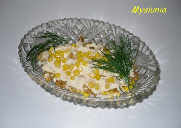 Fotografia przedstawiająca Sałatka warstwowa z ryżem i kukurydzą