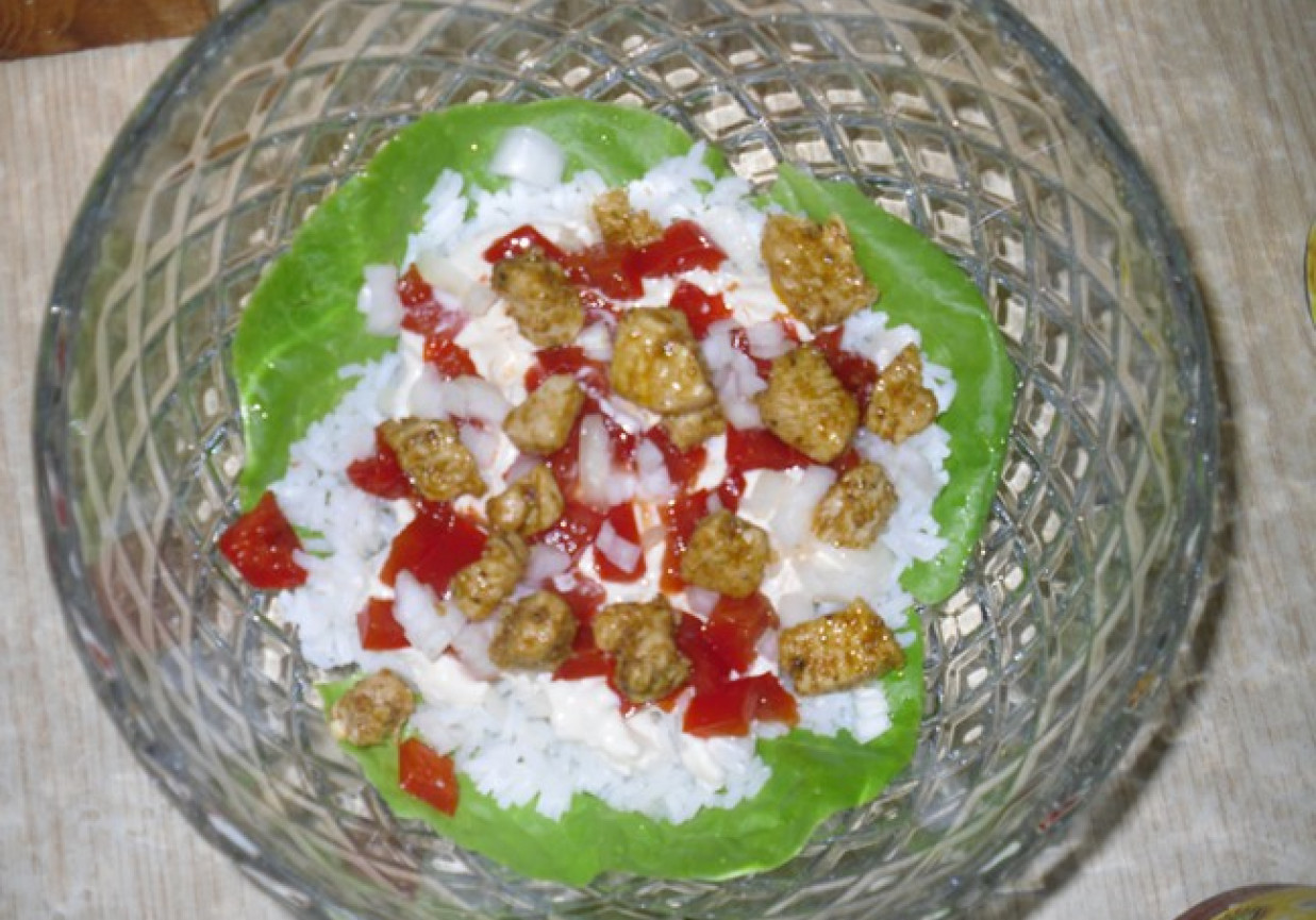Sałatka warstwowa z ryżem foto