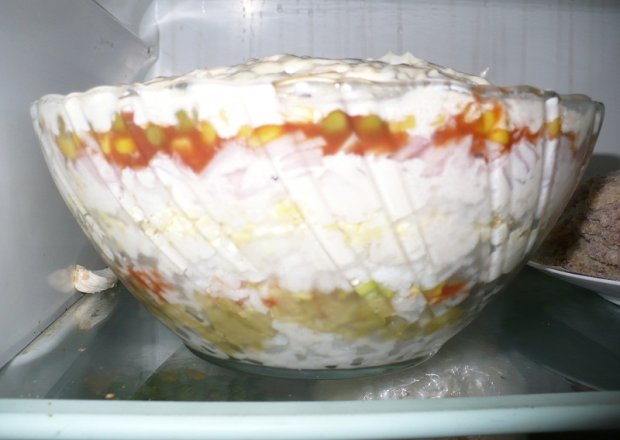 Fotografia przedstawiająca Sałatka warstwowa z ryżem