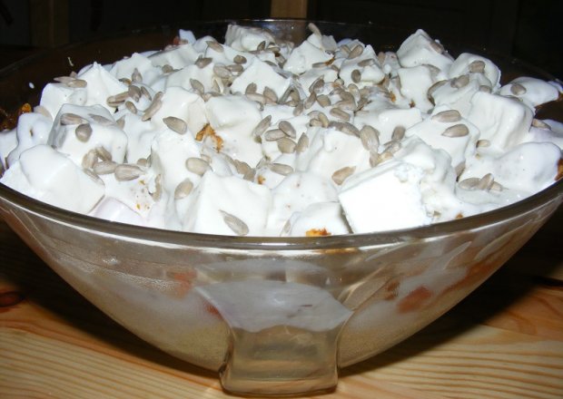 Fotografia przedstawiająca Sałatka warstwowa z serem feta i sosem czosnkowym