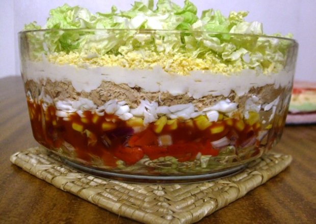 Fotografia przedstawiająca Salatka warstwowa z tunczykiem i pekinka