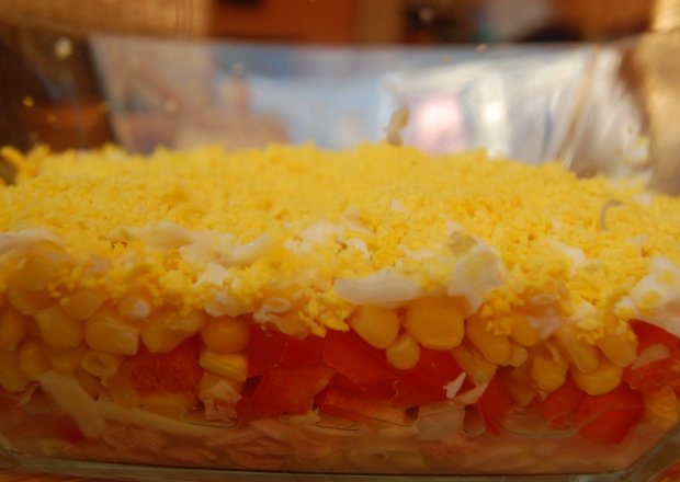Fotografia przedstawiająca Sałatka warstwowa z tuńczykiem i żółtym serem