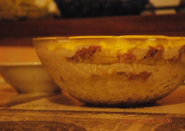 Fotografia przedstawiająca salatka warstwowa z tunczykiem