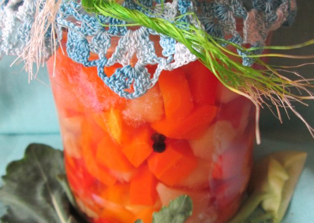 Fotografia przedstawiająca Sałatka warzywna do słoików na zimę
