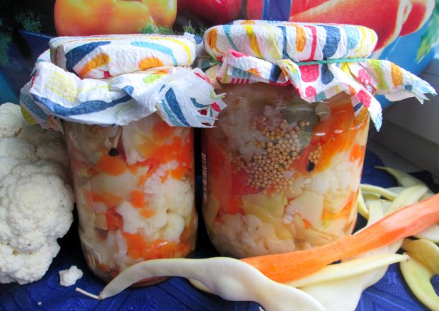 Fotografia przedstawiająca Sałatka warzywna do słoików
