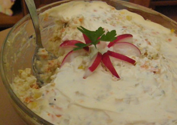 Fotografia przedstawiająca Sałatka warzywna mocno majonezowa