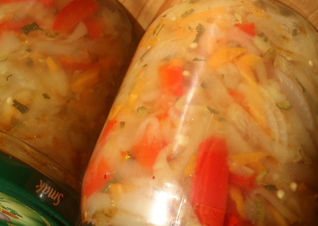 Fotografia przedstawiająca Sałatka warzywna na zimę z cukinią