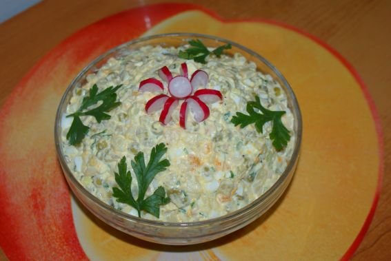 Fotografia przedstawiająca sałatka warzywna tradycyjna