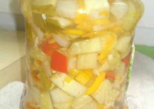 Fotografia przedstawiająca Sałatka warzywna w słoikach