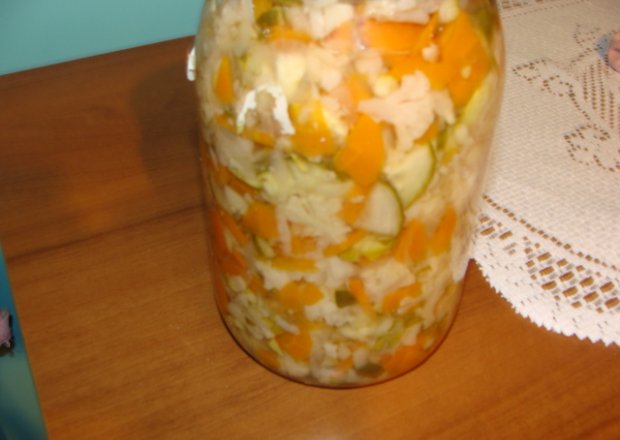 Fotografia przedstawiająca sałatka warzywna w słoikach