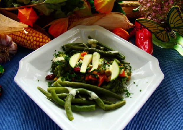 Fotografia przedstawiająca sałatka warzywna z brokułami i fasolką