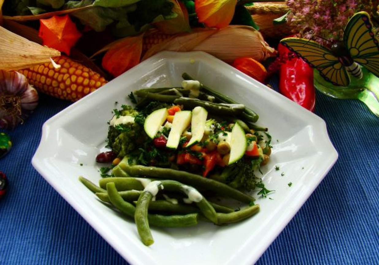 sałatka warzywna z brokułami i fasolką foto