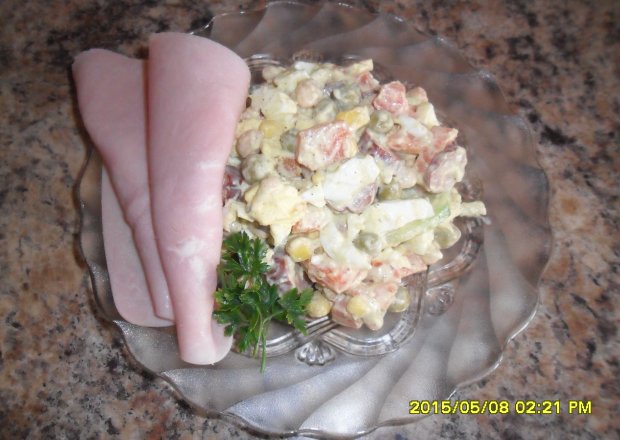 Fotografia przedstawiająca Sałatka warzywna z dodatkiem kabanosów