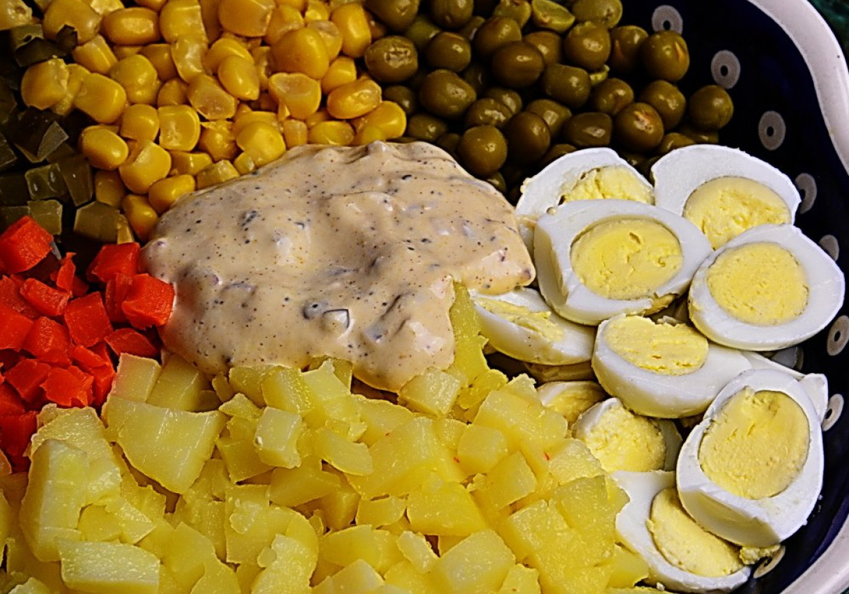 Sałatka warzywna z jajkami przepiórczymi foto
