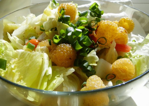 Fotografia przedstawiająca Sałatka warzywna z malinami, gruszką i sosem słodko - kwaśnym