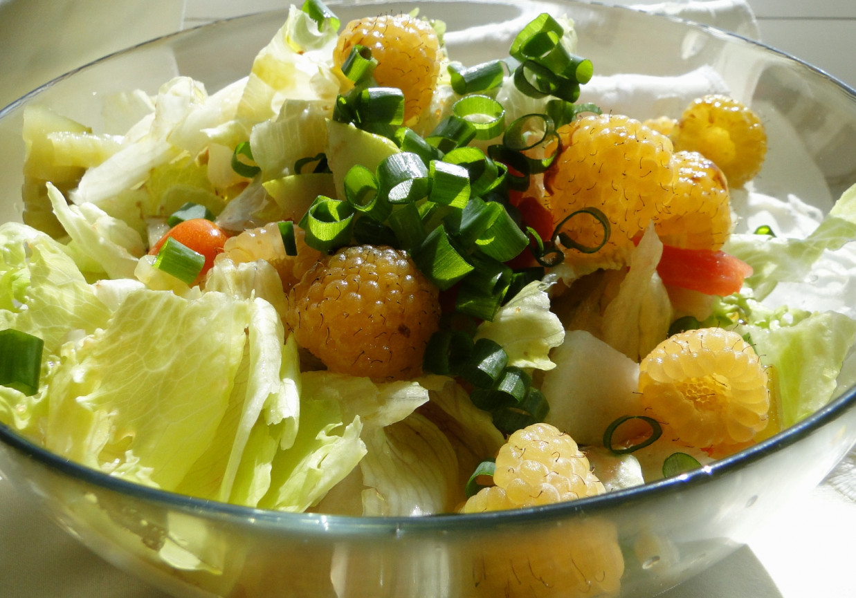 Sałatka warzywna z malinami, gruszką i sosem słodko - kwaśnym foto