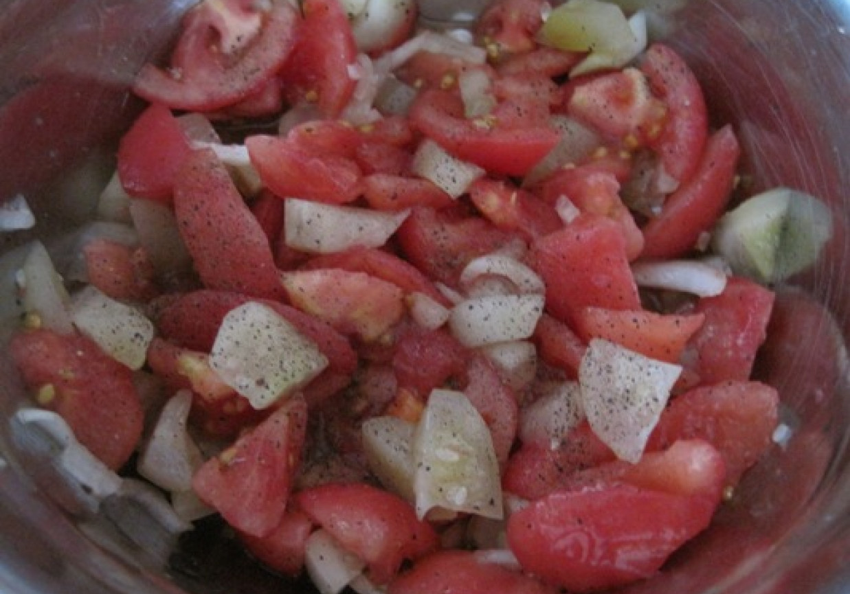 Sałatka warzywna z ogórków małosolnych i pomidorów bez skórek foto