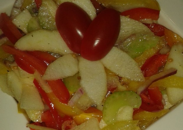 Fotografia przedstawiająca Sałatka warzywna z owocami