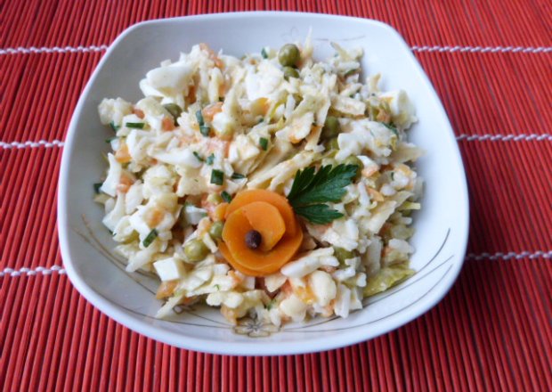 Fotografia przedstawiająca Sałatka warzywna z ryżem i żółtym serem