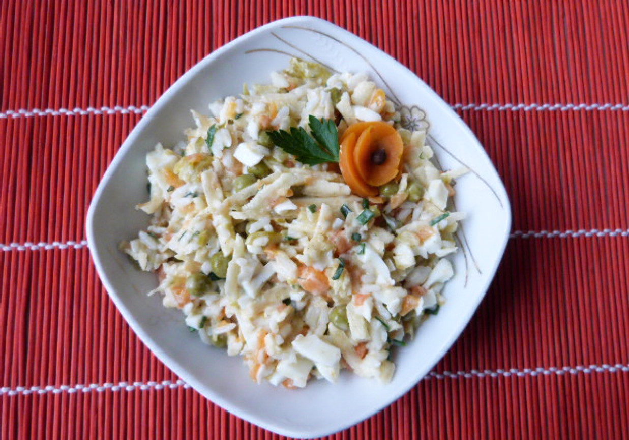 Sałatka warzywna z ryżem i żółtym serem foto